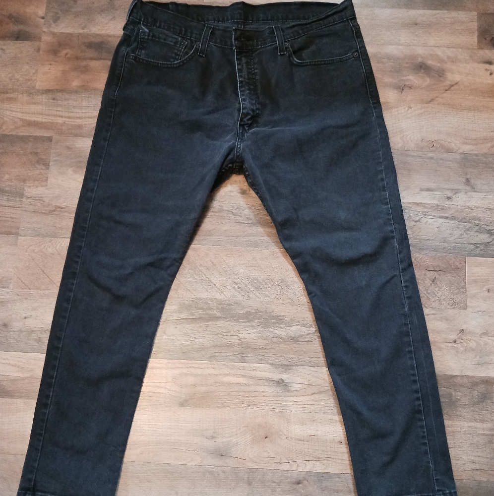 Women's black Levi's jeans